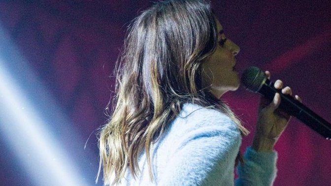 Aynur Aydın'ın verdiği konserdeki etek boyu hakkında siz ne düşünüyorsunuz, ünlüler artık zıvanadan çıktı mı?