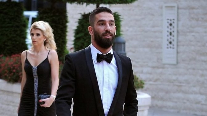 Erkeklerin babet çorap mı yoksa kısa paça giymesi mi daha antipatik?