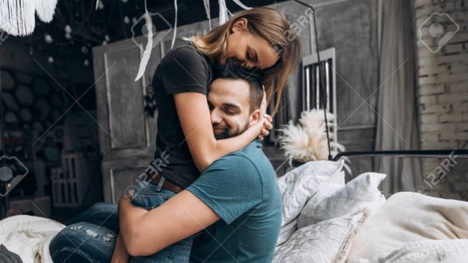 Her gece sarılarak uyumak isteyen sevgili ya da eş sizi sıkar mı?
