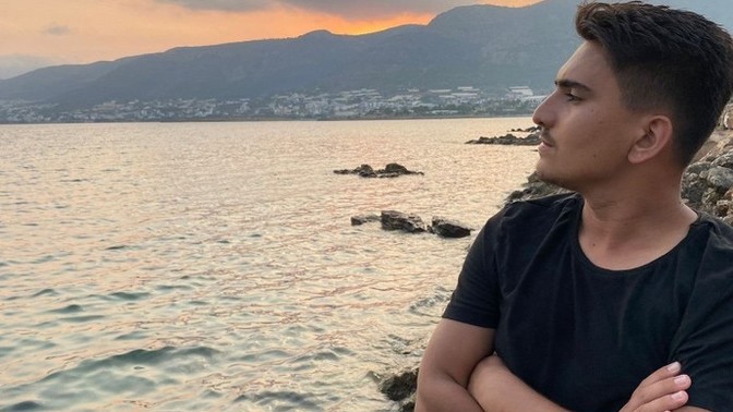 Selam arkadaşlar ben kendimi özgüvensiz hissediyorum Sanki çok çirkinmişim gibi nasıl aşabilirim bu durumu?