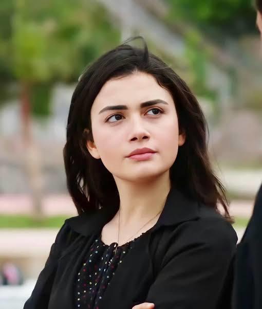 Hande Erçel ve Özge Yağız "Dünyanın en güzel yüzlü 100 kadını" listesine girdi! Sizce listede başka kimler olmalıydı?