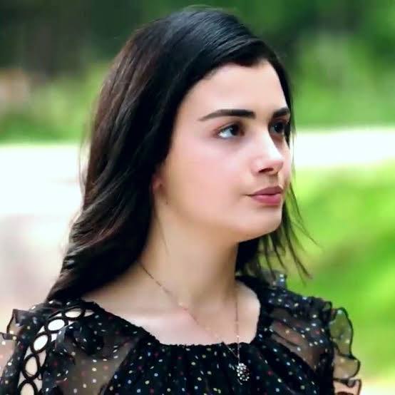 Hande Erçel ve Özge Yağız "Dünyanın en güzel yüzlü 100 kadını" listesine girdi! Sizce listede başka kimler olmalıydı?