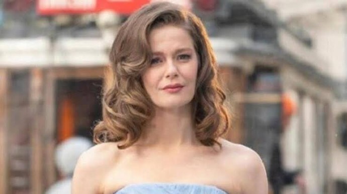Hande Erçel ve Özge Yağız "Dünyanın en güzel yüzlü 100 kadını" listesine girdi! Sizce listede başka kimler olmalıydı?