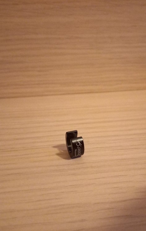 Sizce bu kombine hangi küpe daha çok yakışır?