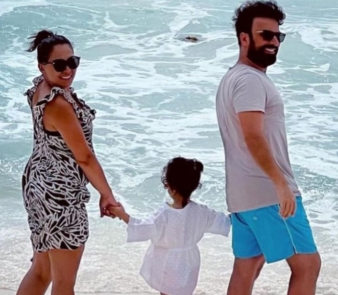 Tarkandan eşi Pınar Tevetoğlu ve kızı Liyadan tatil pozu. Nasıl buldunuz?