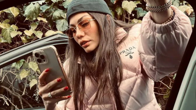 Demet Özdemir'in 43 bin TL'lik kombinini yorumluyoruz! Sizce bu fiyatlara değer mi?