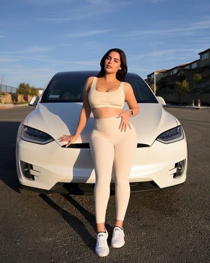Teknolojik bir Tesla mı yoksa sağlamlığıyla bilinen Volvo mu tercihin olurdu?