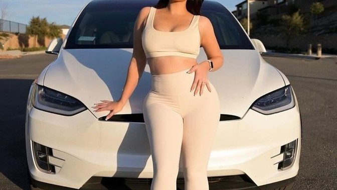 Teknolojik bir Tesla mı yoksa sağlamlığıyla bilinen Volvo mu tercihin olurdu?
