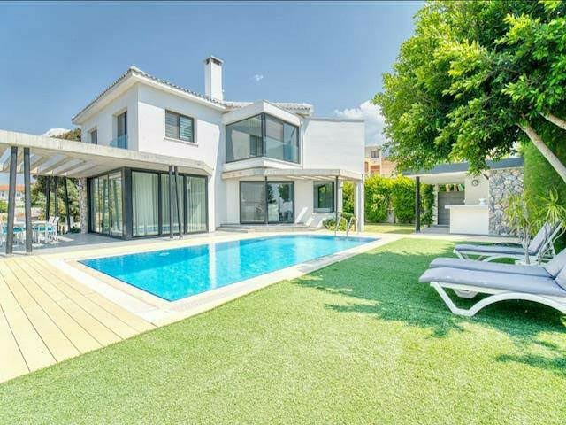 Otel tatili mi yoksa bahçeli özel havuzlu, jakuzili, saunalı villa tatili mi istersin?