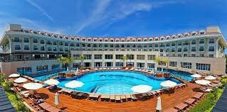 Otel tatili mi yoksa bahçeli özel havuzlu, jakuzili, saunalı villa tatili mi istersin?