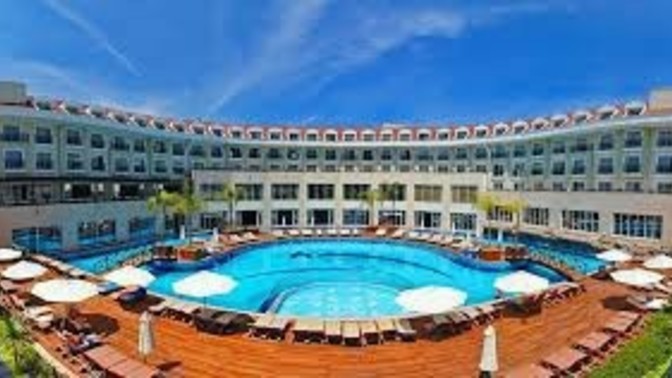 Otel tatili mi yoksa bahçeli özel havuzlu villa tatili mi istersin?