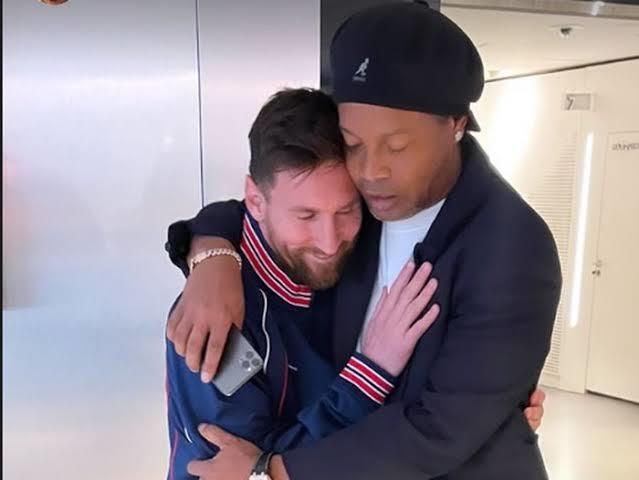 Ronaldinho, son maçlarda PSG taraftarları tarafından yuhalanan Messiye destek çıktı! Sizce Messi neden başarılı olamıyor?
