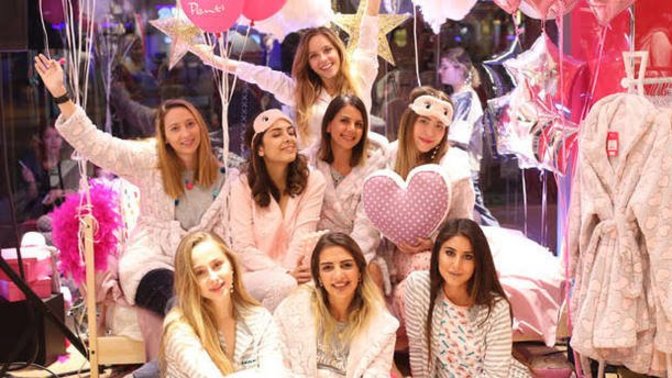 Kızlar, bu gece pijama partisi yapalım mı 🥳?