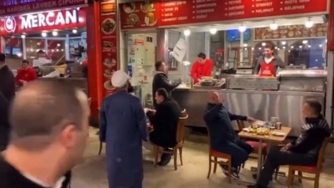 Kokoreç yiyen vatandaşlar imana davet edildi. Kokoreç seviyor musunuz?