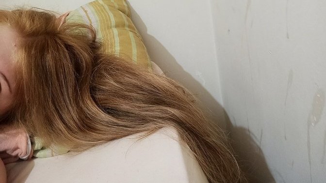 Saçımın rengi tuhaf oldu açık sarıya boyasam tutmaz mı?