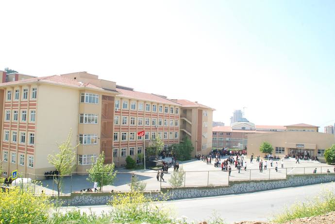 Maltepede oruçluların yanında yemek yenmemesi istendi. Oruçluyken yanınızda yemek yenmesinden rahatsız oluyor musunuz?