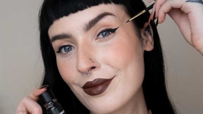 Kolay sürülebilen, ince ve sert uçlu, mat bir eyeliner önerir misiniz?