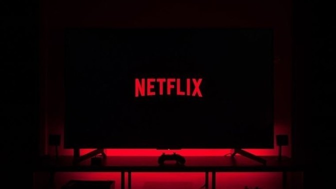 Yok mu şöyle Netflix'te "kanka şu filmi kesin izle" diyecek bir cameo?