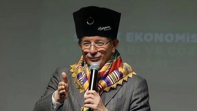 Ahmet Davutoğlu kalpakla konuşma yaptı! Oy verecek misiniz?