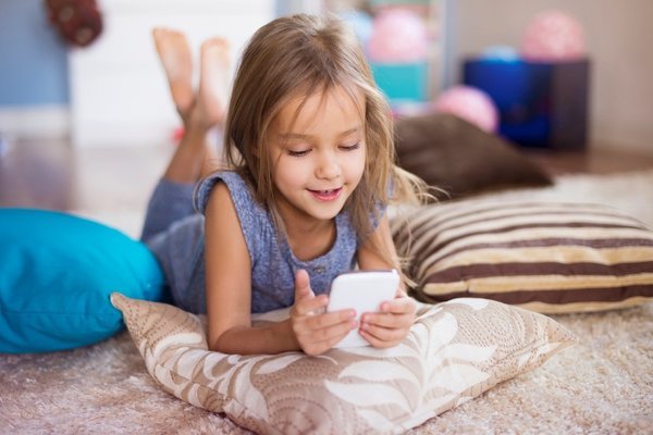 8 yaşındaki kızım telefon istiyor, sizce erken mi?
