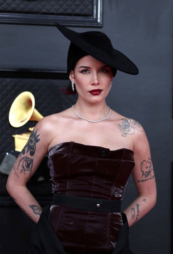 2022 Grammy Ödüllerinde saç ve makyajıyla ışık saçan ünlü hangisi?