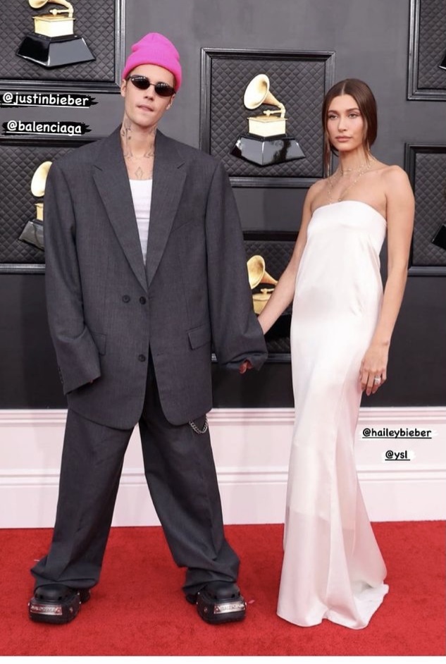 Hailey Bieber’in kırmızı halı elbisesini beğendiniz mi?