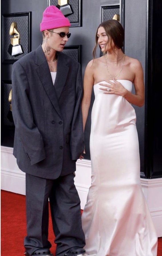 Hailey Bieber’in kırmızı halı elbisesini beğendiniz mi?
