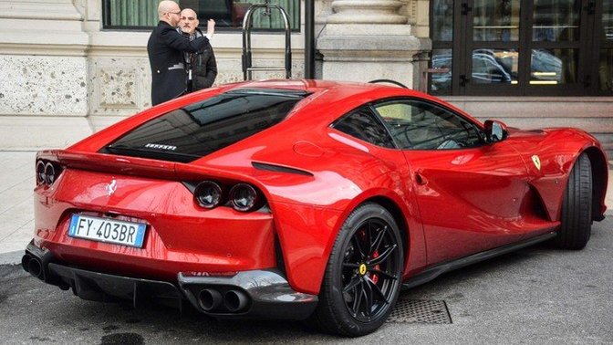 Hangi Ferrari'yi daha çekici buluyorsunuz?