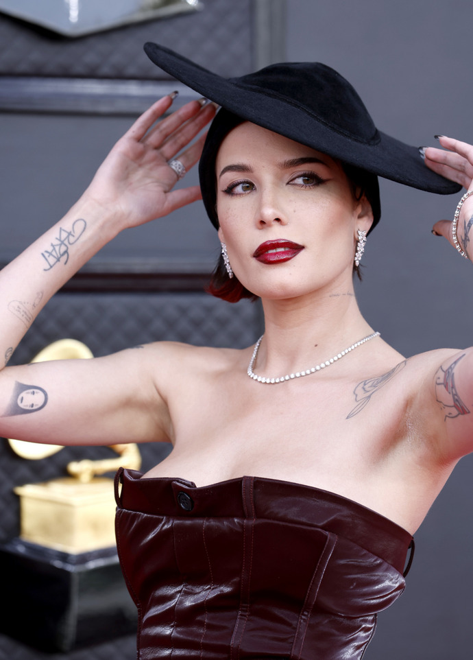 2022 Grammy Ödülleri: Saçları ve makyajıyla gecenin dikkat çeken ismi sizce kim oldu?