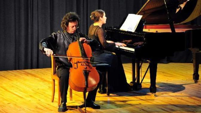 Keman çalan mı, piyano çalan mı daha çekici gelir?