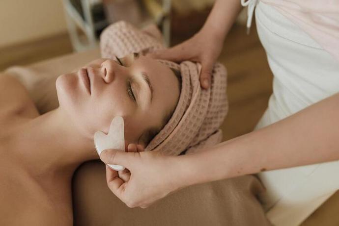 Gua Sha Taşı Nedir? Saça Faydaları Nelerdir?