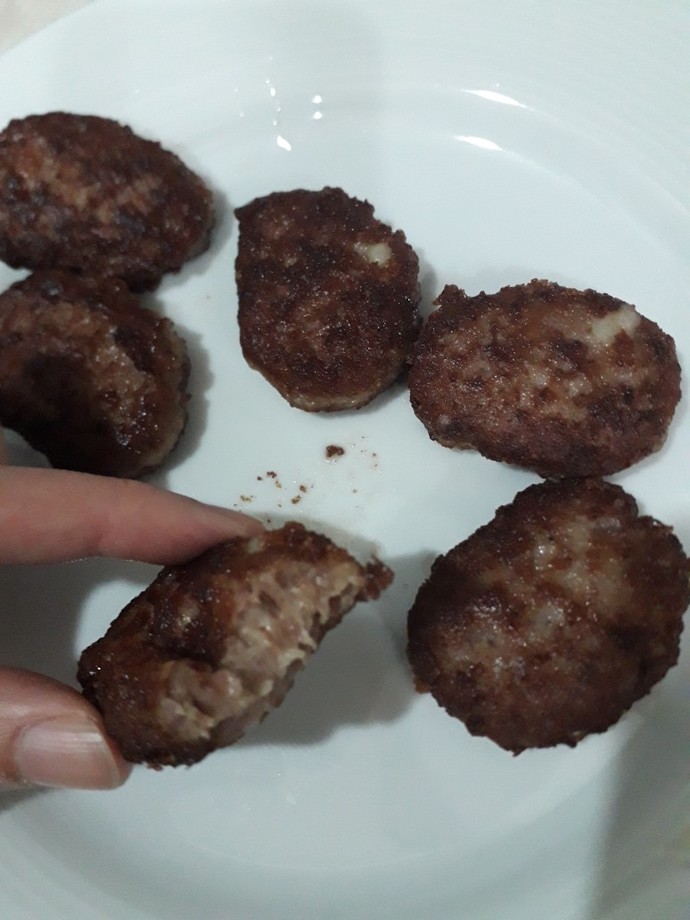 Öğrenci evinde kalıyorum, yemek yapmayı pek beceremem. Hazır şeyler alıp kızartıyorum, sizce bu köfte pişmiş mi?