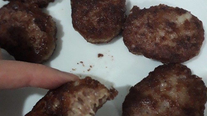 Öğrenci evinde kalıyorum, yemek yapmayı pek beceremem. Hazır şeyler alıp kızartıyorum, sizce bu köfte pişmiş mi?