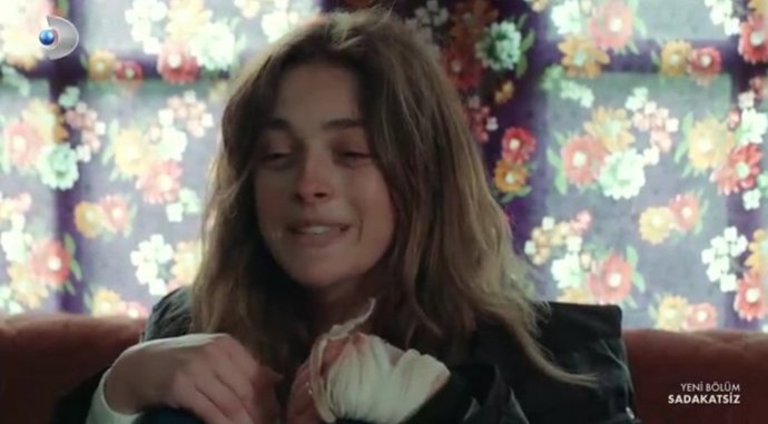 Cansu Dere İspanya’da ödül törenine katıldı. La Casa de Papel oyuncularıyla boy gösterdi. Tarzını nasıl buldunuz?