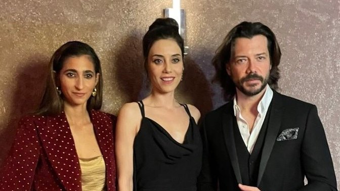 Cansu Dere İspanya’da ödül törenine katıldı. La Casa de Papel oyuncularıyla boy gösterdi. Tarzını nasıl buldunuz?