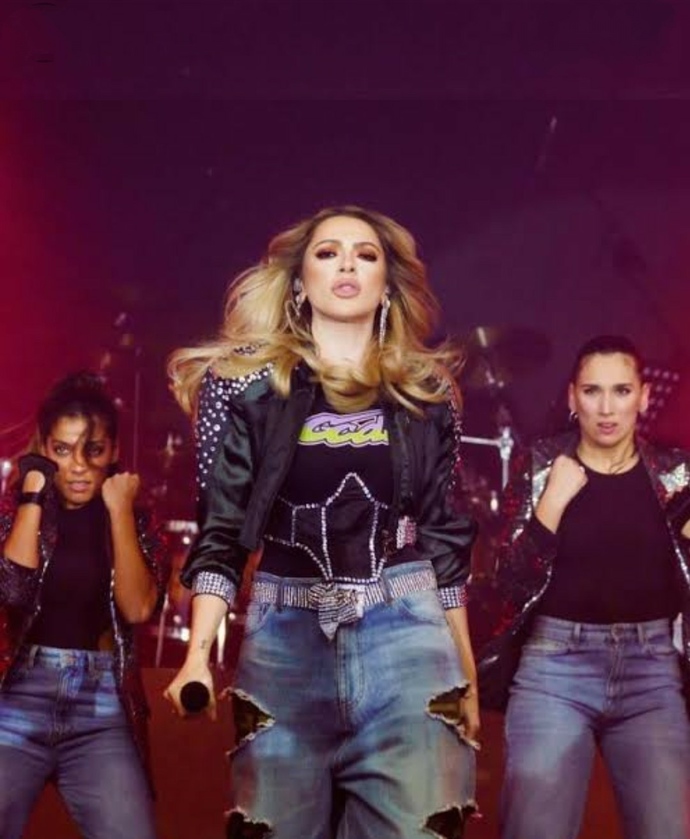 Hadise konserinde giydiği yırtık kot pantolonun fiyatı 35 bin TL!🙃 Siz bir pantolona maksimum ne kadar verirsiniz ?
