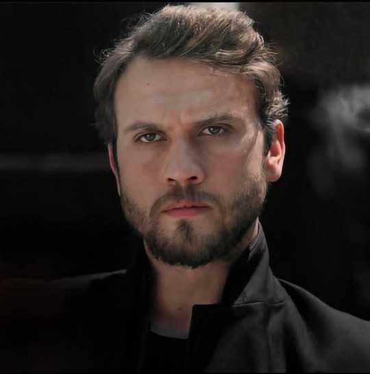Aras Bulut İynemli'nin Atatürk'ü canlandıracağı diziye Emma Watson da katıldı! İzlemeyi düşünüyor musunuz?