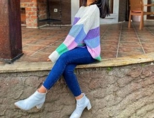 21 yaşındayım ama nineler gibi giyiniyorum, çok zevksizim. Nasıl daha iyi kombinler yapabilirim?