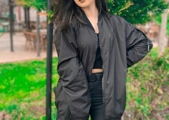 21 yaşındayım ama nineler gibi giyiniyorum, çok zevksizim. Nasıl daha iyi kombinler yapabilirim?