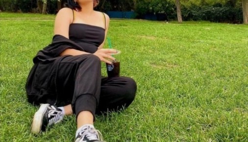 21 yaşındayım ama nineler gibi giyiniyorum, çok zevksizim. Nasıl daha iyi kombinler yapabilirim?
