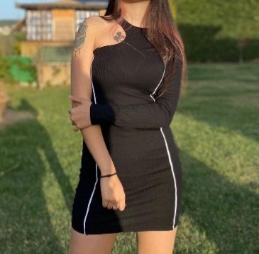 21 yaşındayım ama nineler gibi giyiniyorum, çok zevksizim. Nasıl daha iyi kombinler yapabilirim?