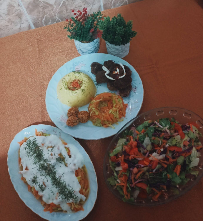 Yine bir iftar menüsü : "köfte, patates püresi, havuç tarator" (yalnız şeker komasına girebiliriz) 