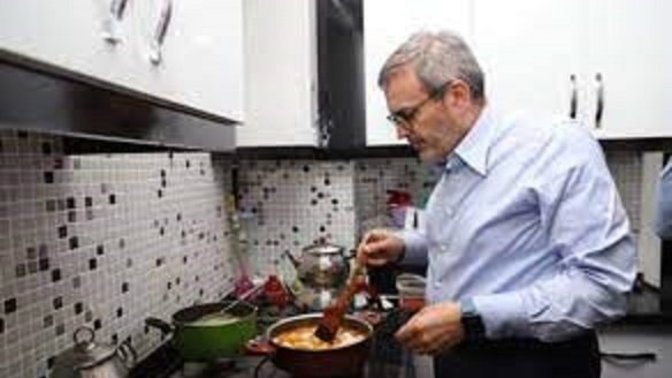 Mahir Ünal, öğrenci evinde sucuk olmasına şaşırdı! Sizce sucuk lüks mü oldu?
