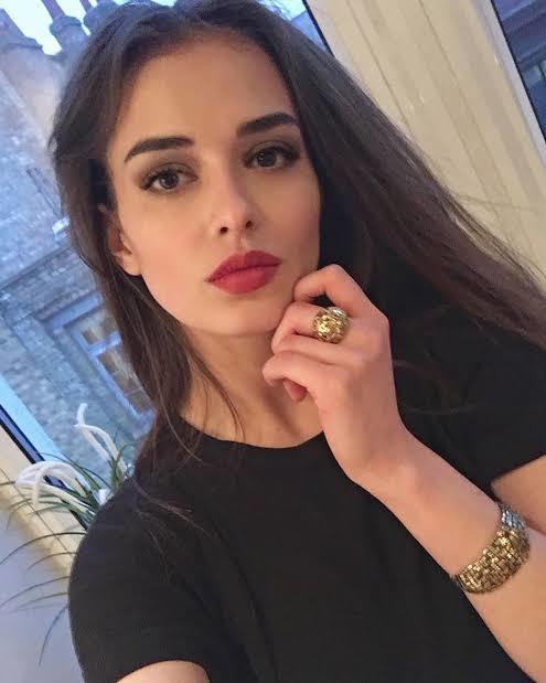 Erklerin renkli gözlü kızlara zaafı mı var?