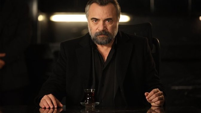 Oktay Kaynarca yeni dizisi ile ekranlara dönüyor. Oyunculuğunu beğeniyor musunuz?