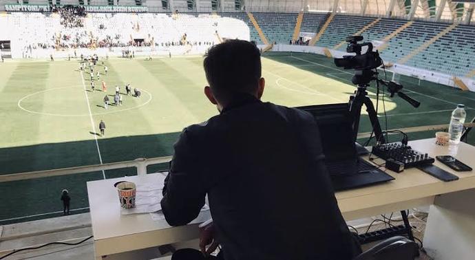 Akhisarspor - 1922 Konyaspor maçındaki Akhisarlı spiker, maç anlatımıyla gündem oldu. Sizce spikerin maç anlatımı nasıl olmuş?