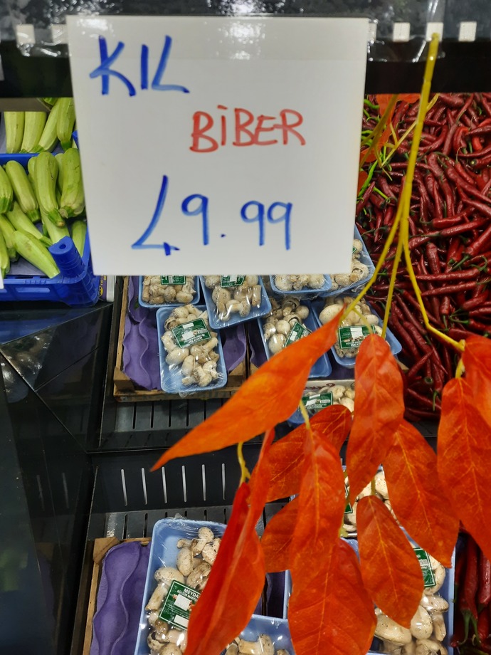 Kıl biber fiyatı 50,00 TL.