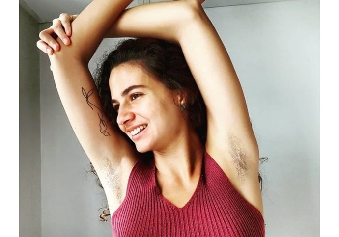 Koltukaltı tüylerine rağmen poz veren kadın öz güvenli midir?