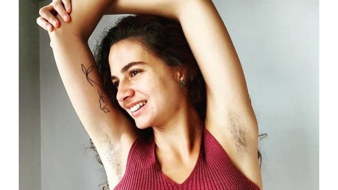 Koltukaltı tüylerine rağmen poz veren kadın öz güvenli midir?