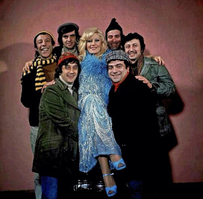 70’lerde tüm ünlüleri birleştiren Mavi Boncuk filmi gibi günümüz Turkiye‘si bunu neden başaramadı? Sorun ego savaşı mi?